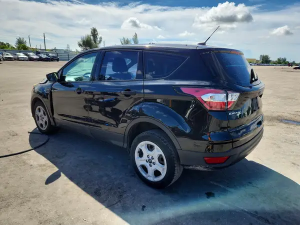 1FMCU0F71HUD71044 — 2017 Ford Escape, фото 2 с аукциона Copart, Передняя часть