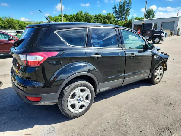 1FMCU0F71HUD71044 — 2017 Ford Escape, фото 3 с аукциона Copart, Передняя часть