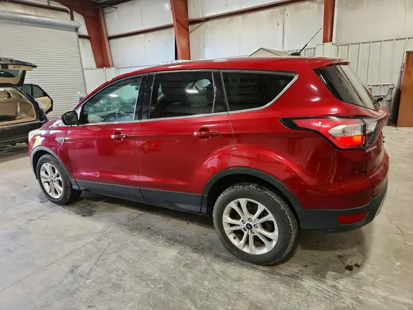 1FMCU0GD0HUE89882 — 2017 Ford Escape, zdjęcie 2 z Copart 05.10.2026, Drobne wgniecenia i rysy