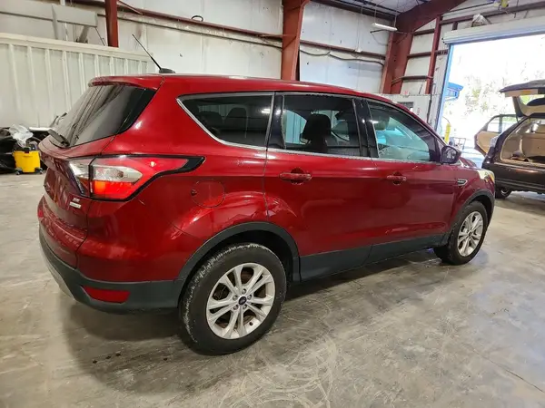 1FMCU0GD0HUE89882 — 2017 Ford Escape, zdjęcie 3 z Copart 05.10.2026, Drobne wgniecenia i rysy