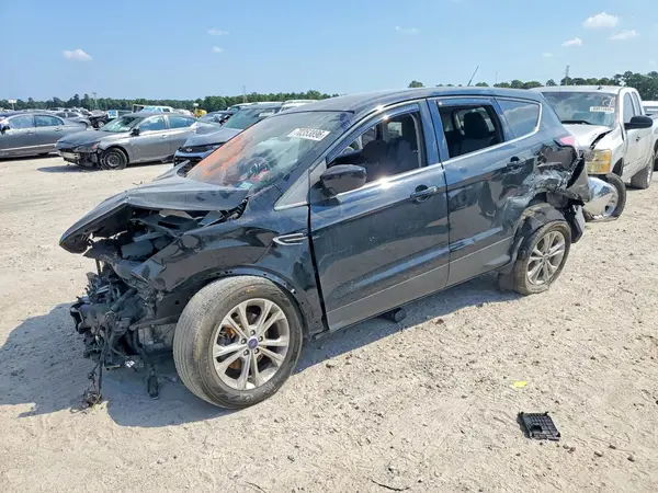 1FMCU0GD6HUD48900 Ford Escape 2017 — uszkodzenie Przód, zdjęcie przed naprawą