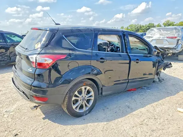 1FMCU0GD6HUD48900 — 2017 Ford Escape, zdjęcie 3 z Copart, Przód