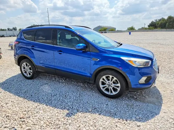 1FMCU0GD6JUC09095 — 2018 Ford Escape, zdjęcie 4 z Copart 08.10.2026, Przód