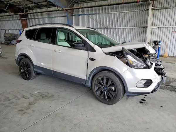 1FMCU0HD8JUC36099 — 2018 Ford Escape, zdjęcie 4 z Copart, Przód