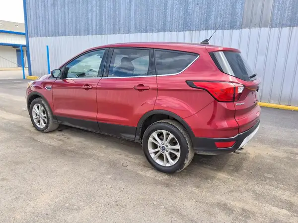 1FMCU0GD5KUB34651 — 2019 Ford Escape, фото 2 с аукциона Copart 01.10.2026, Мелкие вмятины и царапины