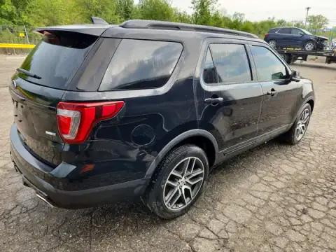 1FM5K8GT8HGD02357 — 2017 Ford Explorer, photo 3 from Copart 20.10.2026, Minor dents and scratches