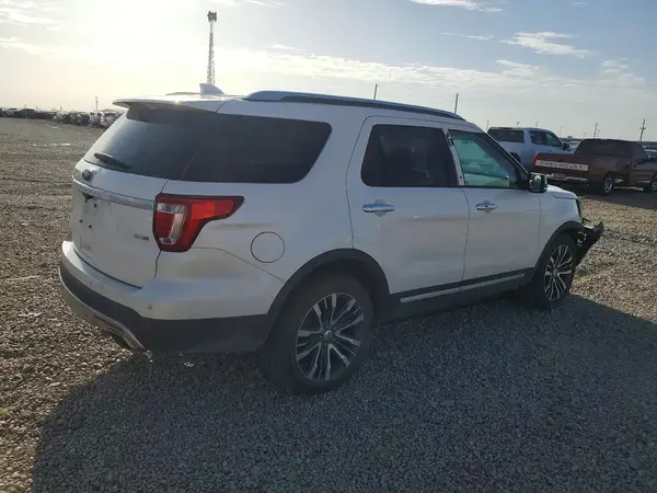 1FM5K8HT0HGA80704 — 2017 Ford Explorer, фото 3 с аукциона Copart, Передняя часть