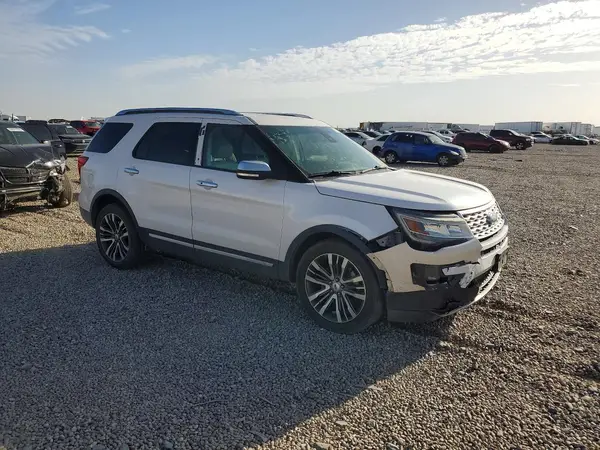 1FM5K8HT0HGA80704 — 2017 Ford Explorer, фото 4 с аукциона Copart, Передняя часть