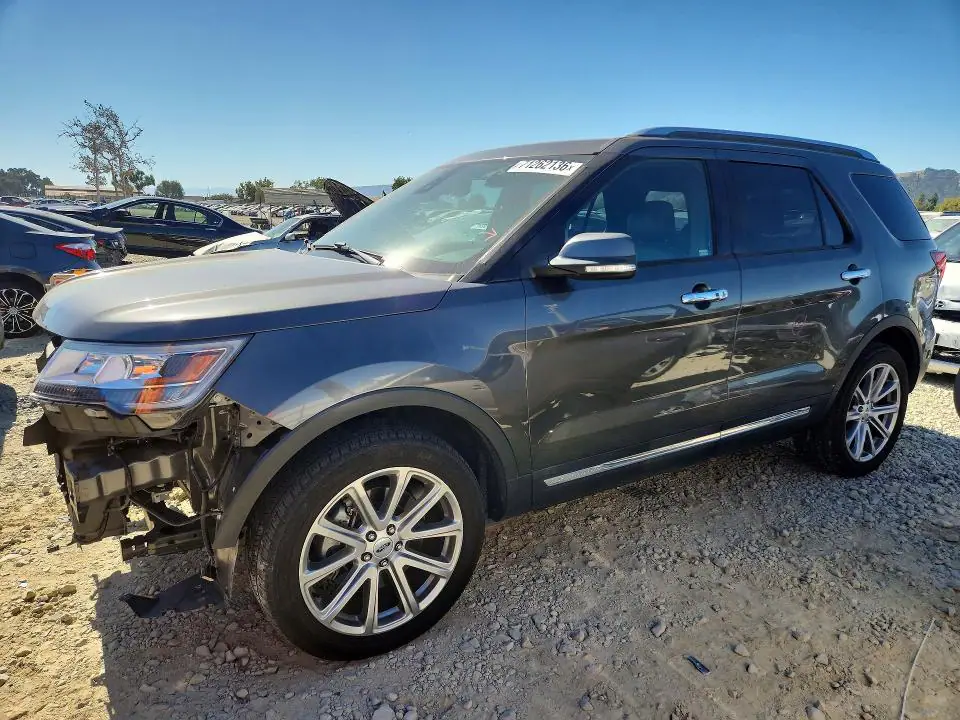 1FM5K8F82HGE11989 Ford Explorer 2017 — Front end damage, before-repair photo
