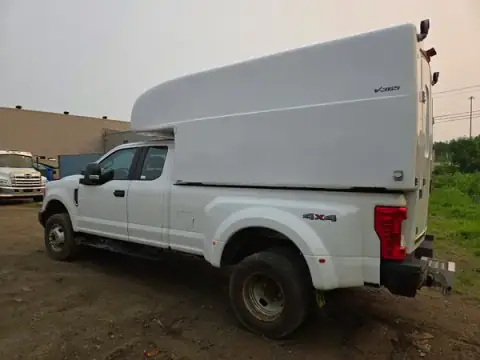 1FT8X3D6XJEC30745 — 2018 Ford F350, photo 2 from Copart 23.09.2026, Normal wear