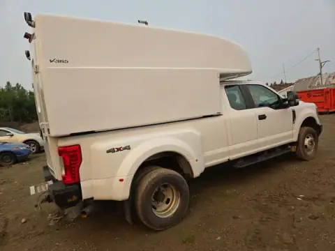 1FT8X3D6XJEC30745 — 2018 Ford F350, photo 3 from Copart 23.09.2026, Normal wear