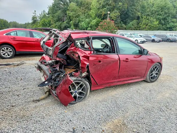 1FADP3K28GL356031 — 2016 Ford Focus, zdjęcie 3 z Copart, Tył