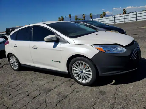 1FADP3R4XHL325341 — 2017 Ford Focus, zdjęcie 4 z Copart 22.10.2026, Drobne wgniecenia i rysy