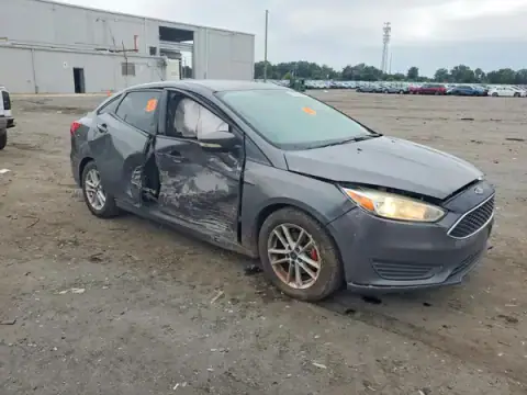 1FADP3F21HL227379 — 2017 Ford Focus, zdjęcie 4 z Copart 30.09.2026, Bok