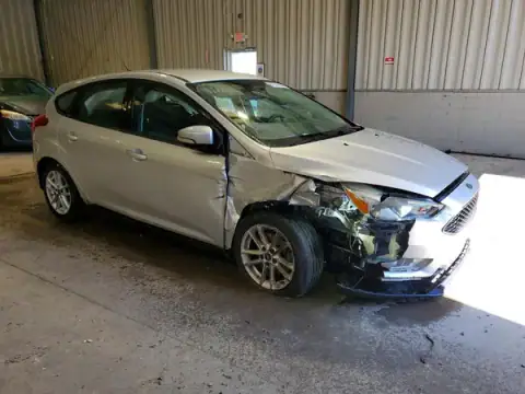 1FADP3K27HL225187 — 2017 Ford Focus, zdjęcie 4 z Copart, Przód