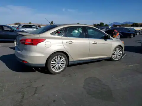1FADP3J24HL279838 — 2017 Ford Focus, zdjęcie 3 z Copart, Wandalizm