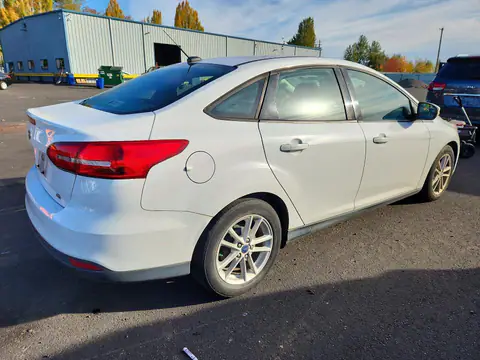 1FADP3F24HL308750 — 2017 Ford Focus, foto 3 de Copart 26.10.2026, Pequeñas abolladuras y arañazos