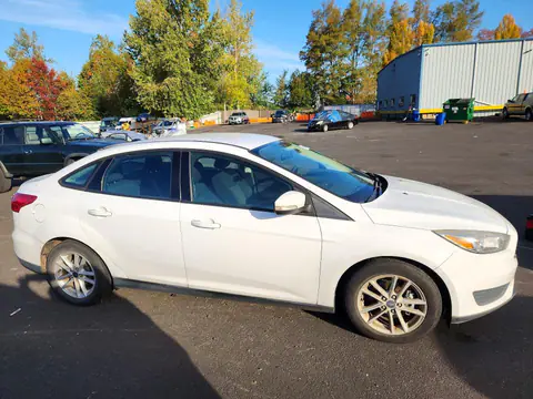 1FADP3F24HL308750 — 2017 Ford Focus, foto 4 de Copart 26.10.2026, Pequeñas abolladuras y arañazos