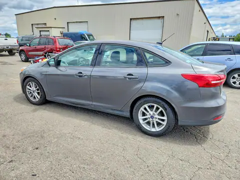 1FADP3F29JL315263 — 2018 Ford Focus, foto 2 de Copart 26.10.2026, Lateral