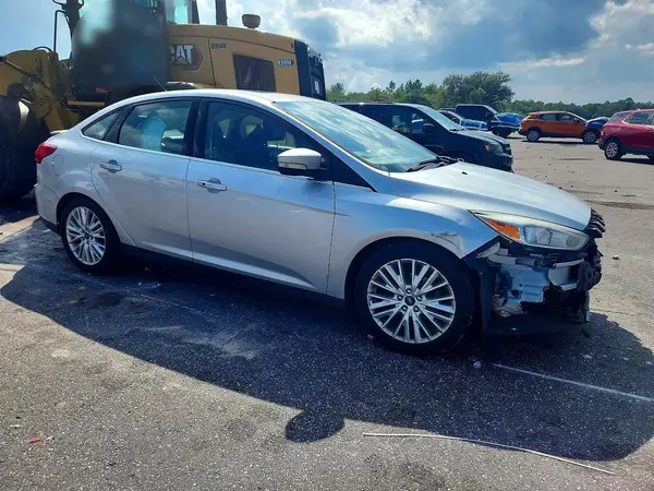 1FADP3J24JL201694 — 2018 Ford Focus, zdjęcie 4 z Copart 05.10.2026, Przód
