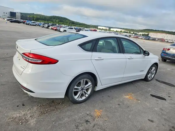 3FA6P0LU3JR261165 — 2018 Ford Fusion, zdjęcie 3 z Copart 09.10.2026, Uszkodzenia mechaniczne