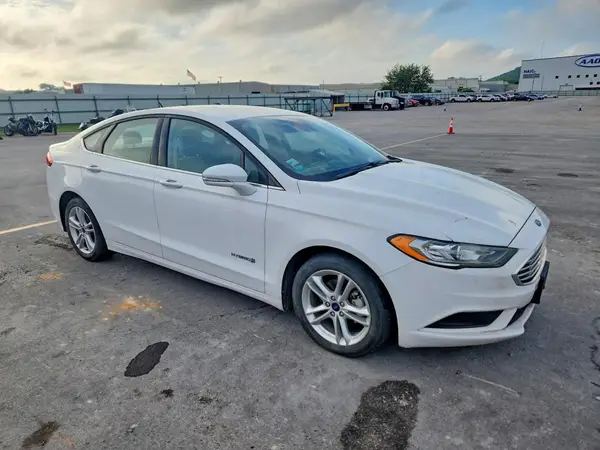 3FA6P0LU3JR261165 — 2018 Ford Fusion, zdjęcie 4 z Copart 09.10.2026, Uszkodzenia mechaniczne
