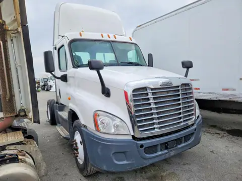 1FUBGEDV4GLHC5673 — 2016 Freightliner Cascadia 1, Мелкие вмятины and царапины (Minor Dent/Scratches), before-repair photos