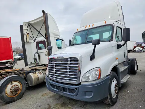 2016 FREIGHTLINER CASCADIA 1 VIN 1FUBGEDV4GLHC5673 фото 2