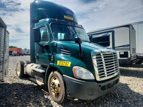 3AKBGADV7JSJL4565 — 2018 Freightliner Cascadia 113, Механические повреждения (Mechanical), фото до ремонта