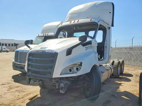 3AKJHTDV3MDMS8011 — 2021 Freightliner Cascadia 116, разукомплектован (Stripped), фото до ремонта