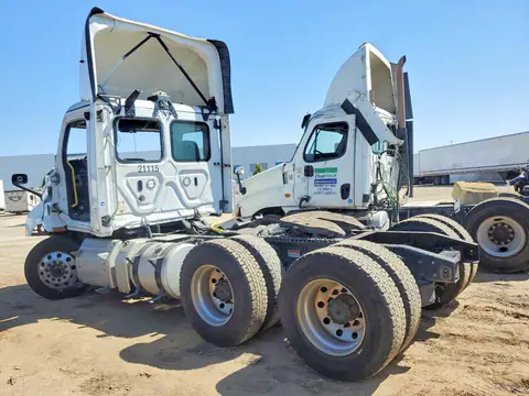 3AKJHTDV3MDMS8011 — 2021 Freightliner Cascadia 116, фото 2 с аукциона Copart 26.10.2026, разукомплектован