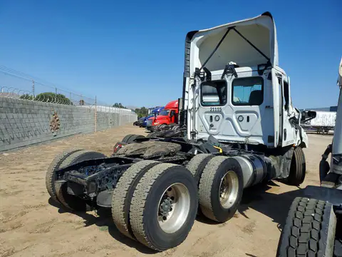 3AKJHTDV3MDMS8011 — 2021 Freightliner Cascadia 116, фото 3 с аукциона Copart 26.10.2026, разукомплектован