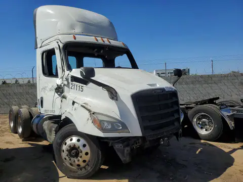 3AKJHTDV3MDMS8011 — 2021 Freightliner Cascadia 116, фото 4 с аукциона Copart 26.10.2026, разукомплектован