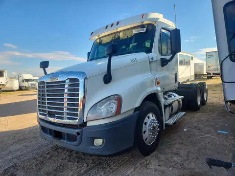 1FUJGEDVXBSAY2809 — 2011 Freightliner Cascadia, Боковая часть (Side), фото до ремонта