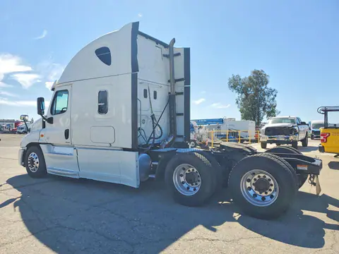 2014 Freightliner Cascadia VIN 3AKJGLD52ESFV9322 фото 2