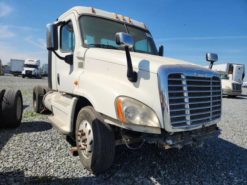 2015 Freightliner Cascadia VIN 1FUBGED56FLGL0454 фото 1