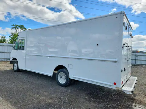 4UZAC2DV1GCHX0616 — 2016 Freightliner Chassis, photo 2 from Copart 06.10.2026, Minor dents and scratches