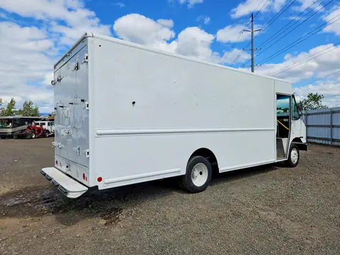 4UZAC2DV1GCHX0616 — 2016 Freightliner Chassis, photo 3 from Copart 06.10.2026, Minor dents and scratches