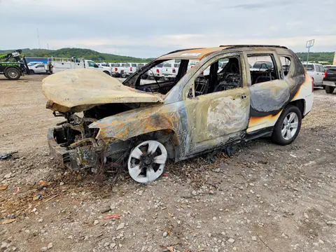 1C4NJCBB4ED785724 — 2014 Jeep Compass, Incendio (Burn), fotos antes de reparar