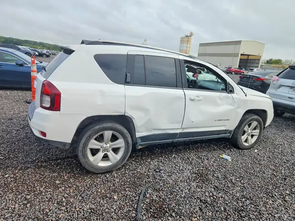 1C4NJDBBXGD638171 — 2016 Jeep Compass, zdjęcie 3 z Copart, Przód