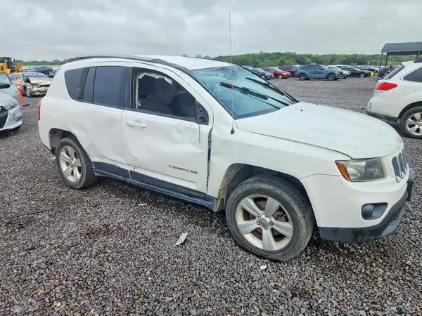 1C4NJDBBXGD638171 — 2016 Jeep Compass, zdjęcie 4 z Copart, Przód