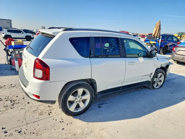 1C4NJCBA9GD734228 — 2016 Jeep Compass, фото 3 с аукциона Copart, Передняя часть
