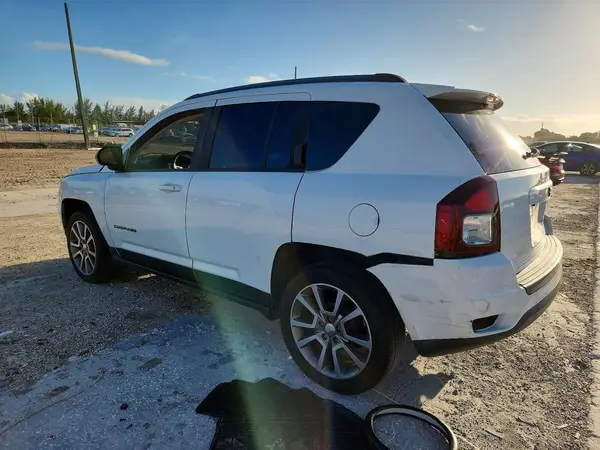1C4NJCBA3GD764017 — 2016 Jeep Compass, фото 2 с аукциона Copart, Задняя часть