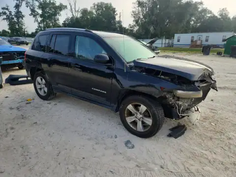 1C4NJDEB2HD142701 — 2017 Jeep Compass, zdjęcie 4 z Copart, Przód