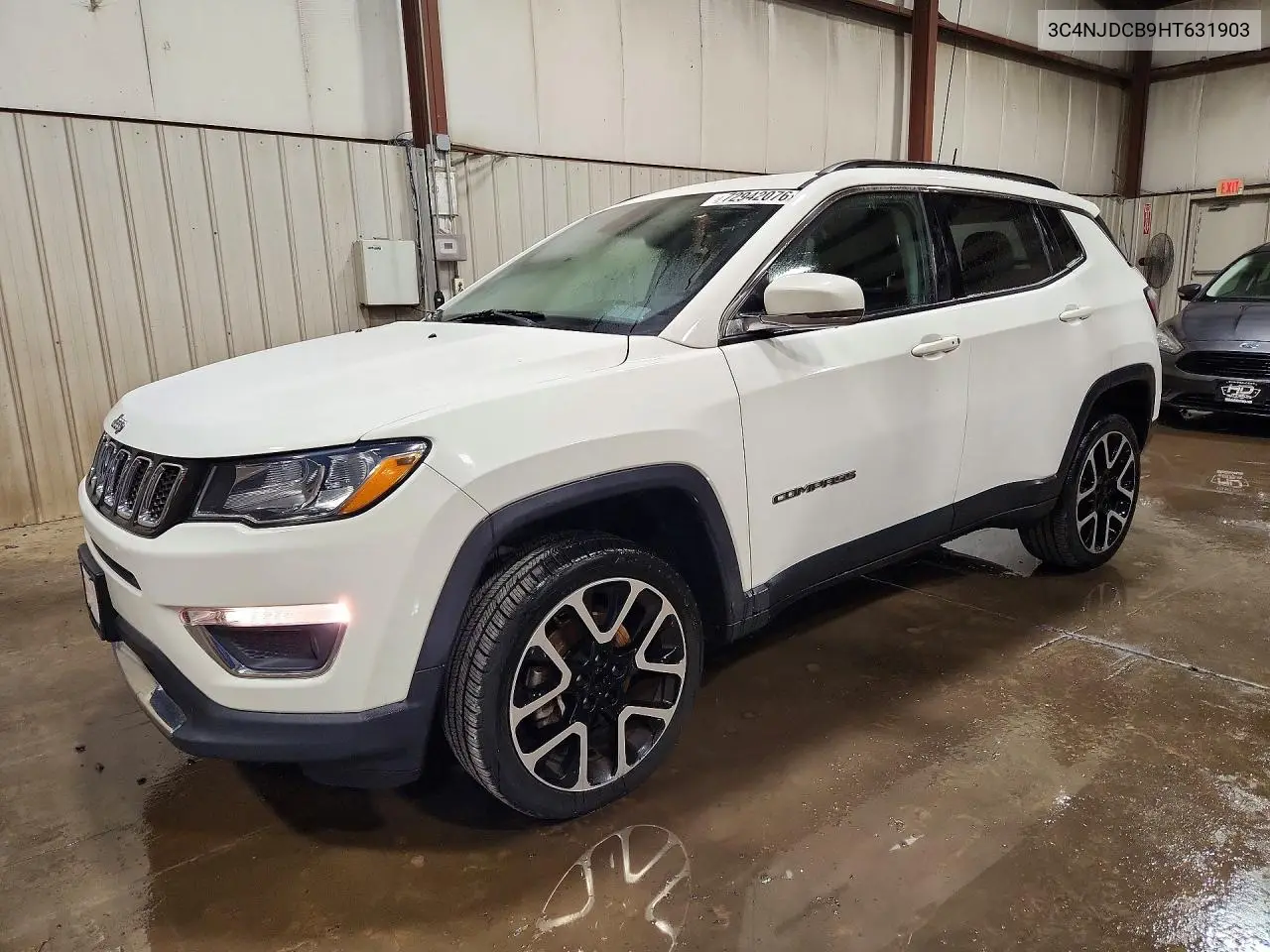 3C4NJDCB9HT631903 Jeep Compass 2017 — uszkodzenie Tył, zdjęcie przed naprawą
