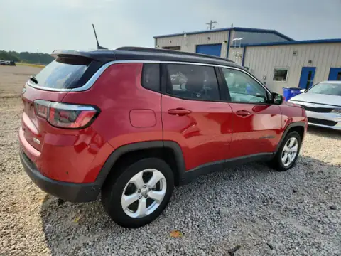 3C4NJCBB4JT227151 — 2018 Jeep Compass, foto 3 de Copart 08.10.2026, Daños mecánicos