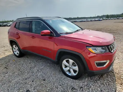 3C4NJCBB4JT227151 — 2018 Jeep Compass, foto 4 de Copart 08.10.2026, Daños mecánicos