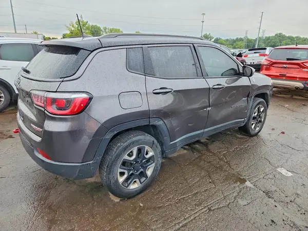 3C4NJDDB8JT417165 — 2018 Jeep Compass, photo 3 from Copart, Front end
