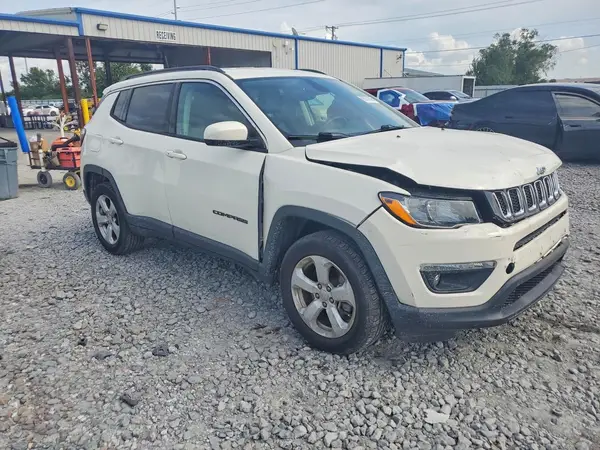 3C4NJDBB4JT348929 — 2018 Jeep Compass, zdjęcie 4 z Copart 02.10.2026, Przód
