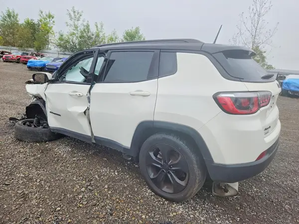 3C4NJDBB5JT395354 — 2018 Jeep Compass, фото 2 с аукциона Copart, Повреждения снизу